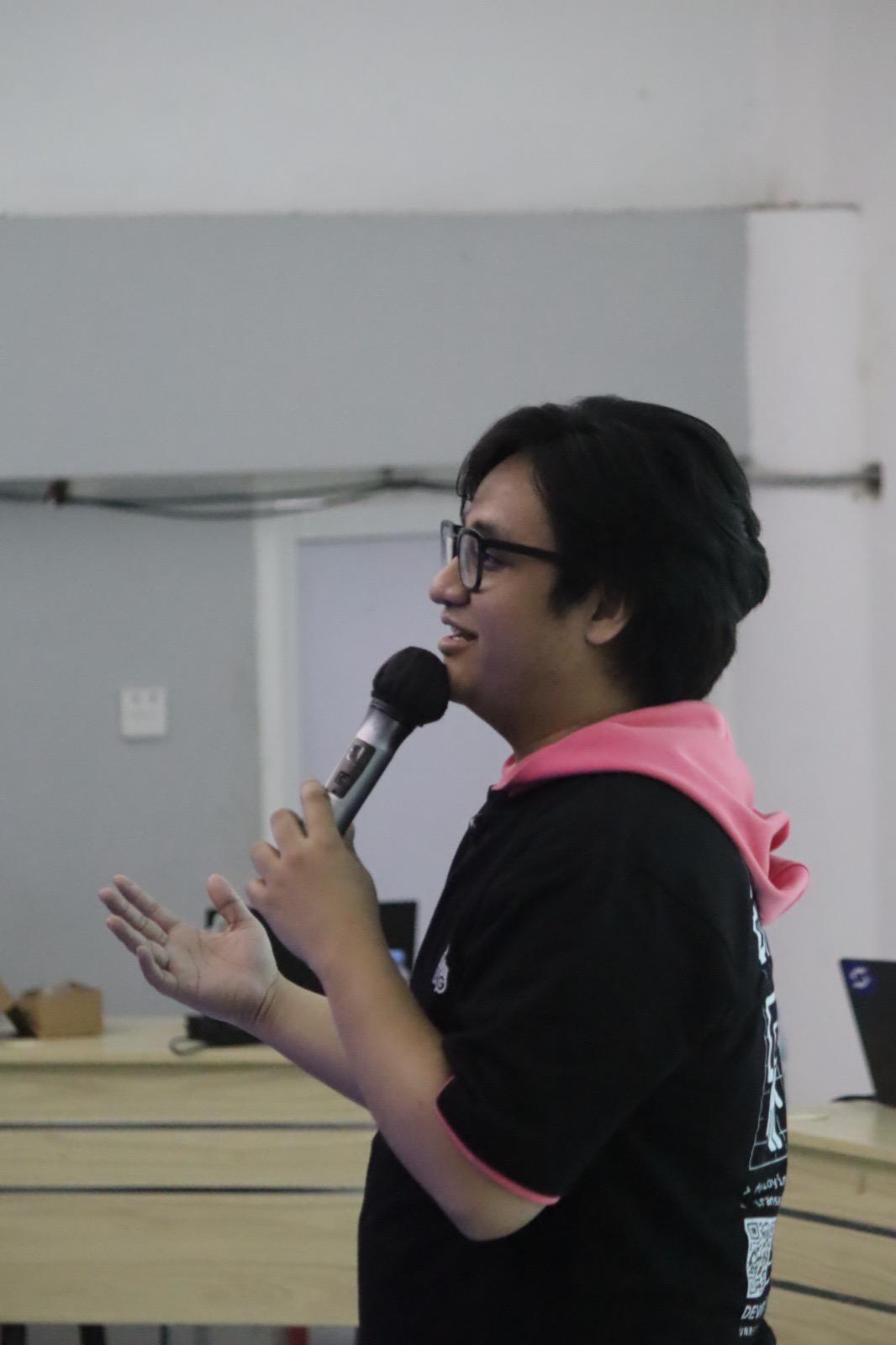 Harry Ermawan speaking at a Web3 developer event